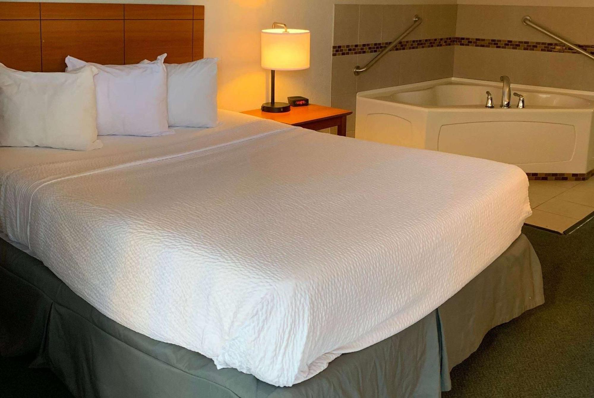 Days Inn By Wyndham Louisville Airport Fair And Expo Center Kültér fotó